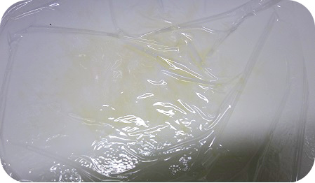 酸素系漂白剤を使ったまな板の漂白途中