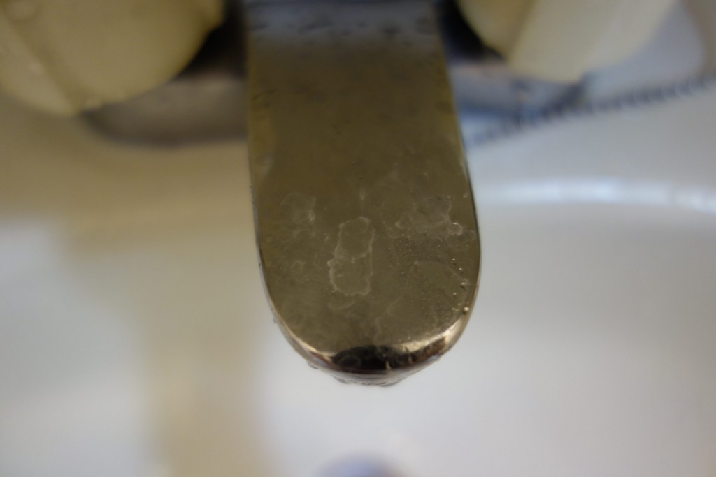 洗面台の蛇口と排水口をクエン酸水でピカピカに なちゅらぼ