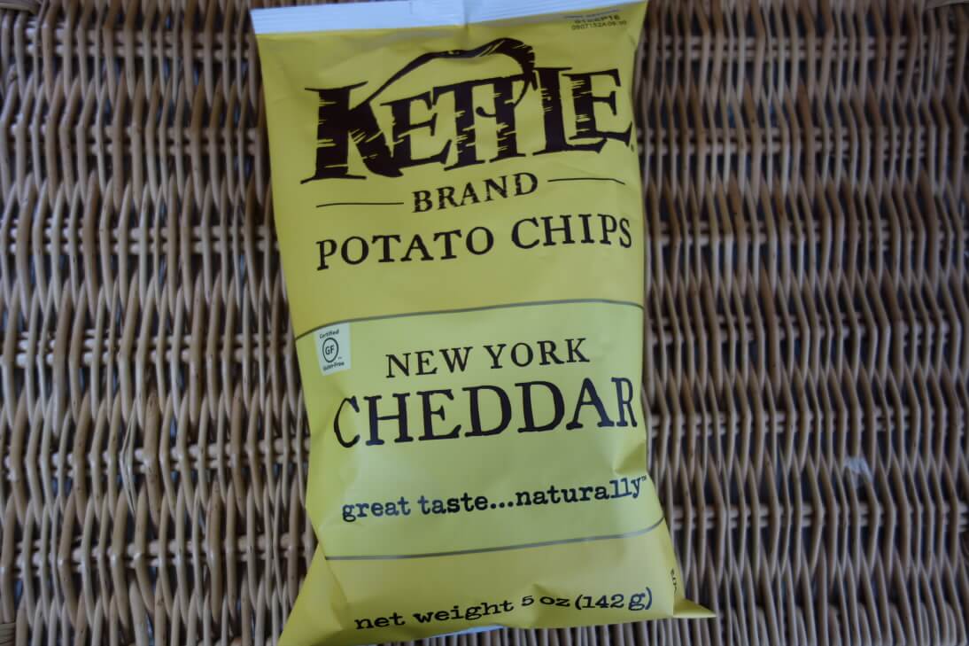 kettle foodsチェダーチーズ味のポテトチップスのパッケージ