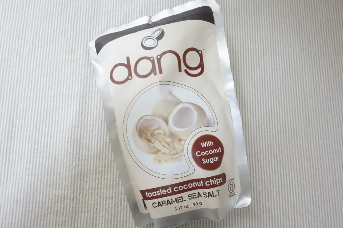 【アイハーブのお菓子】Dangのココナッツチップスのキャラメル・シーソルト味は激ウマ!