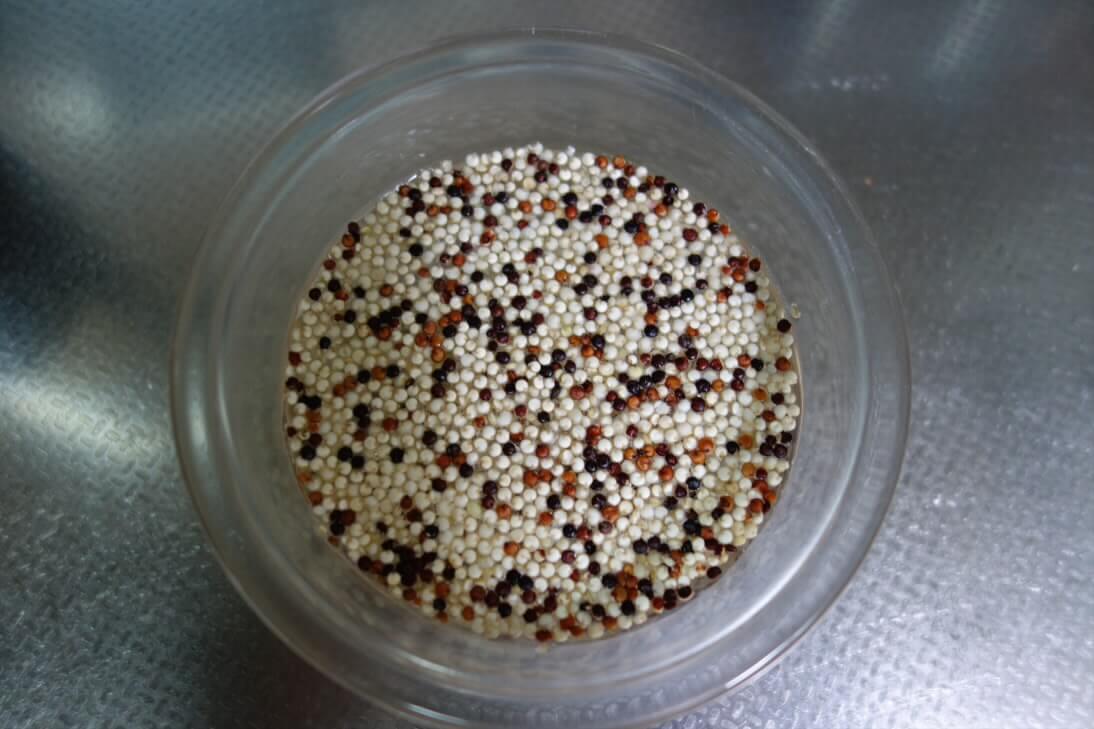 Ancient Harvestオーガニックキノアを水に浸したところ