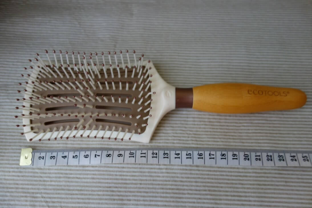 EcoToolsのパドルブラシの大きさ