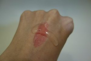 手の甲につけたリップがCeravieのクレンジングジェルで落とせるか