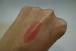 Mineral Fusionのリップクリームを手の甲につける