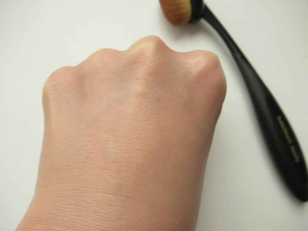 歯ブラシ型ブラシでファンデを塗る