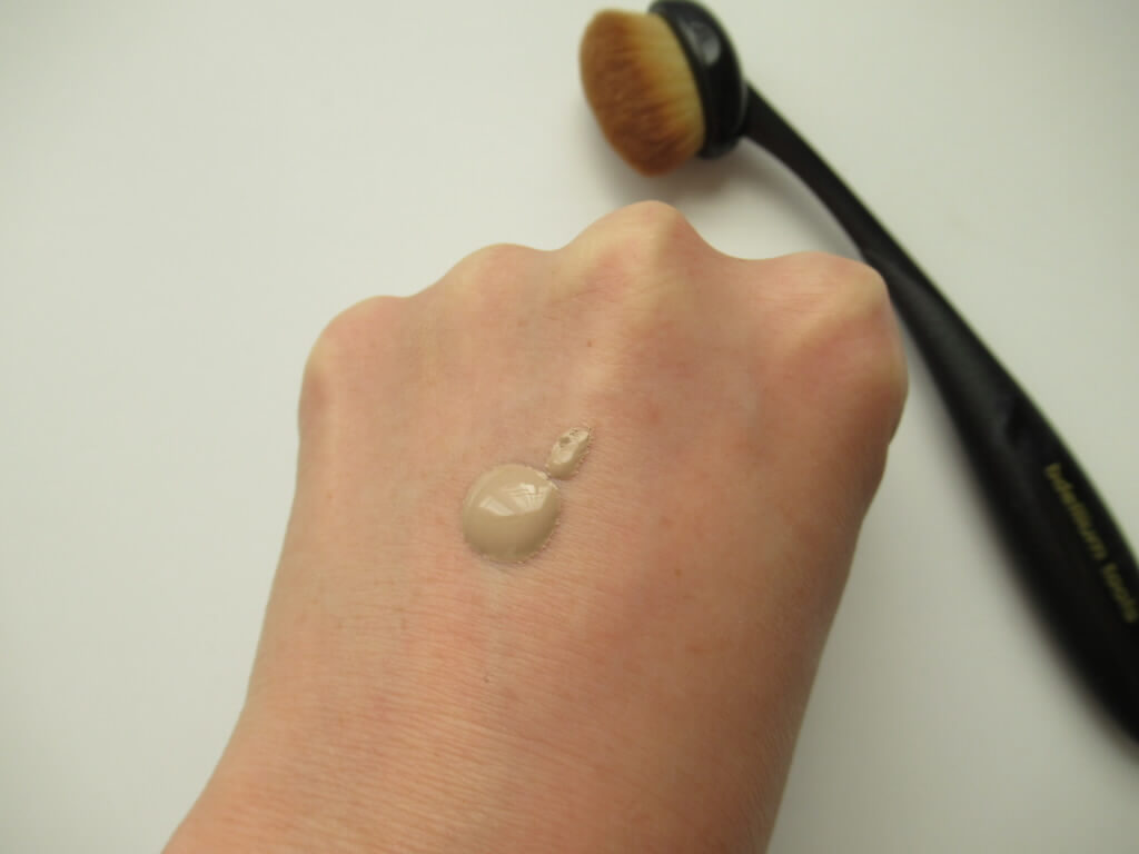歯ブラシ型ブラシでファンデを塗る